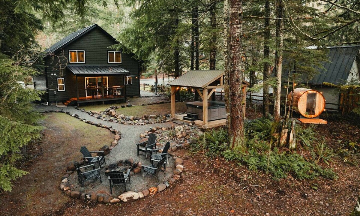 Paradise Estates Cabin | Mischievous Moose Lodge-Mt Rainier-Sauna-HotTub-EV