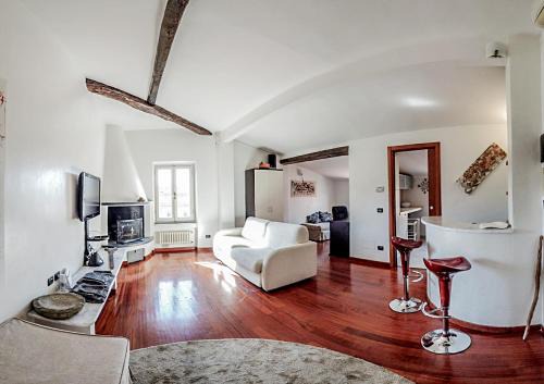 Carrara Apartment | Mistral Holidays - Splendida mansarda open space e finiture di lusso