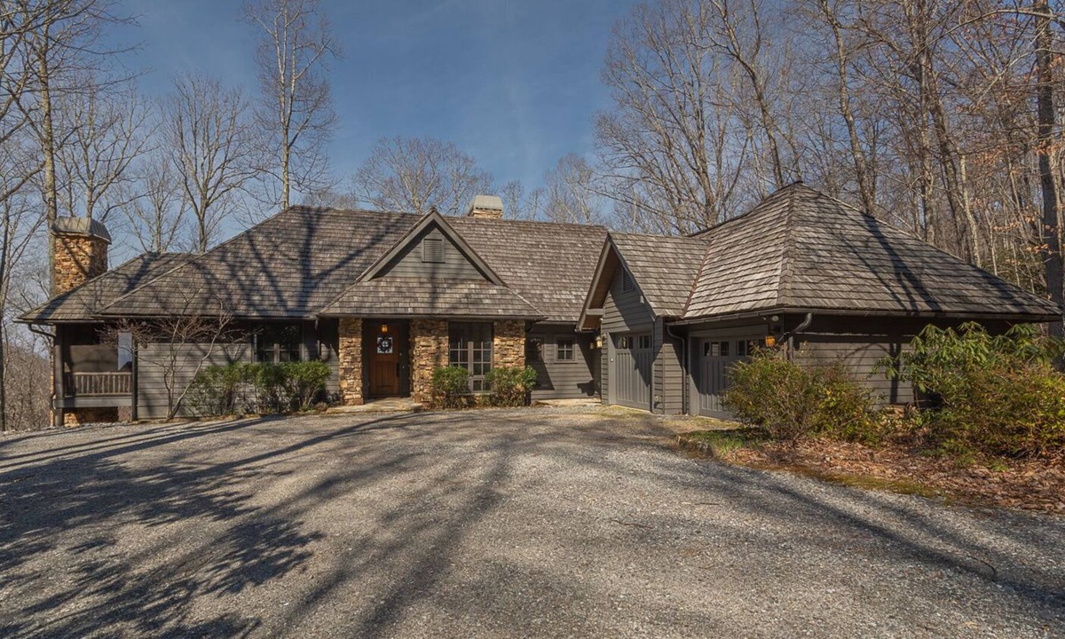 Sylva House | Misty Mountain Hideaway: A sanctuary in Balsam Mountain Preserve, with year round views and hot tub!