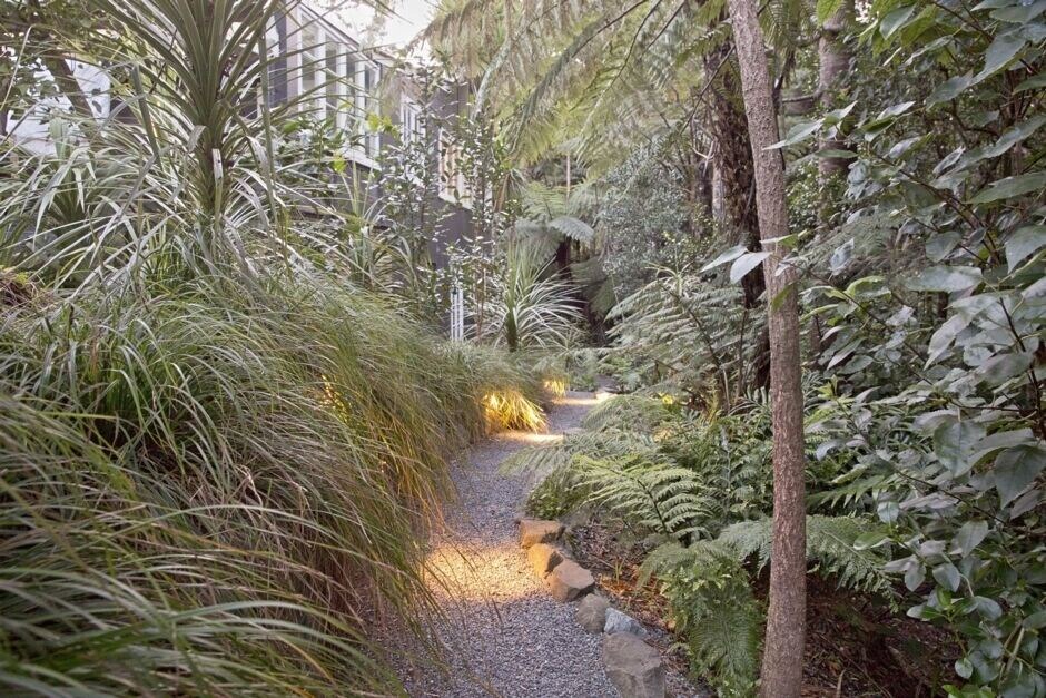 New Lynn Villa | Misty Mountain Hut - Piha