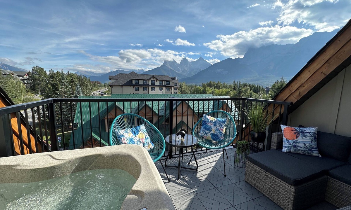 Canmore House | ML4- Canmore Oasis- A/C, Private Rooftop hot tub, Amazing view, 3BR, sleeps 8