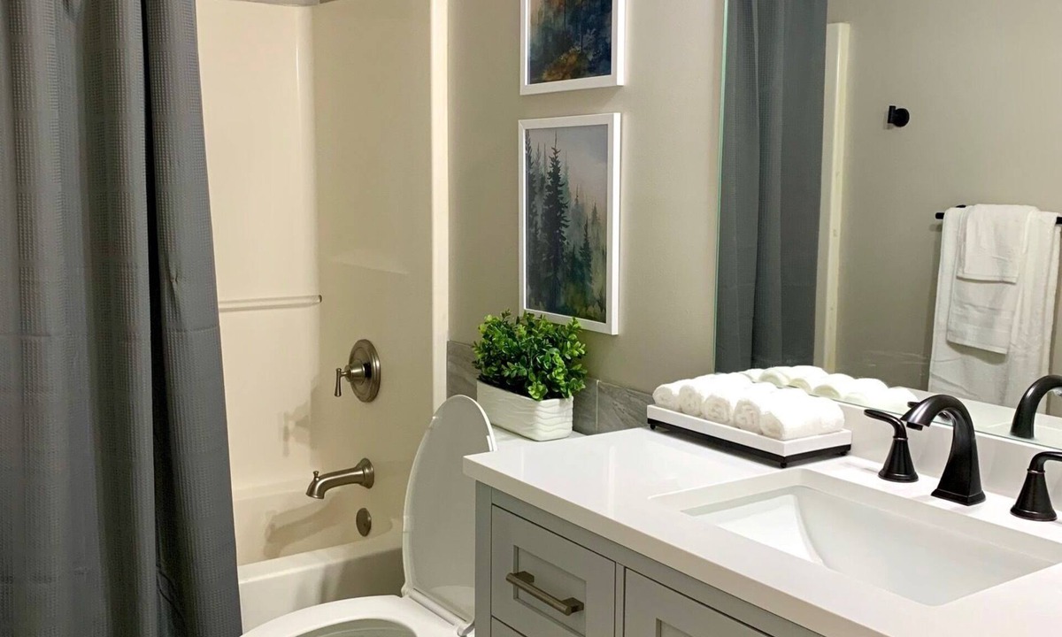 Rochester House | MN Comforts The Heart 4Bd/2Bth, 12min to Mayo