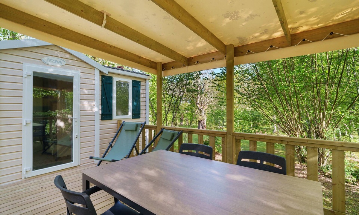 Saint-Martial-de-Nabirat House | Mobile Home for 4 with Shared Pool, Wi-Fi, Air Conditioning – Périgord Noir