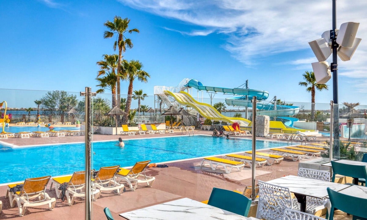 Lattes House | Mobile Home 'Le 370' with Shared Pool, Private Terrace and Private Garden Lattes