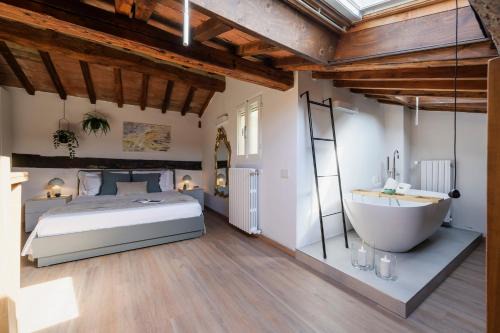 Old Town Apartment | Modena Dream Bathtub
