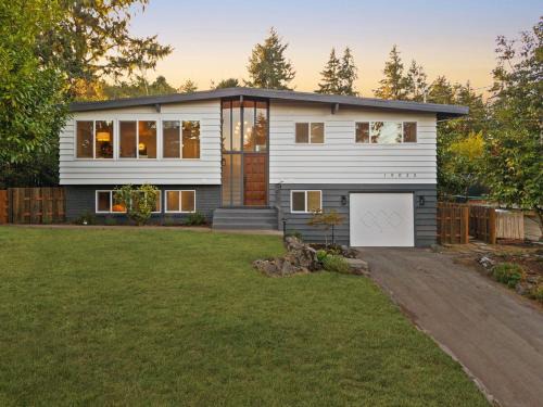 SeaTac House | Moder charmer 4 BR 3 BA 12 Miles to Seattle, 3 miles to Airport near the mall