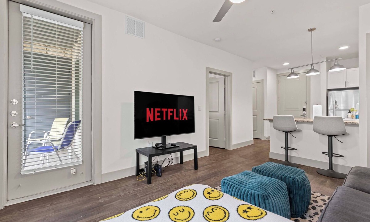 Addison Apartment | Modern 1-Bed, 1 Bath Apartment w/King Bed, WiFi, 24-Hour Gym & Reserved Parking