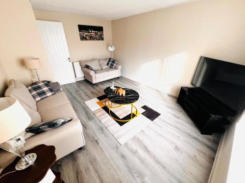 Northampton Apartment | Modern 1-Bed Flat Near Northampton General Hopital Town Centre & M1