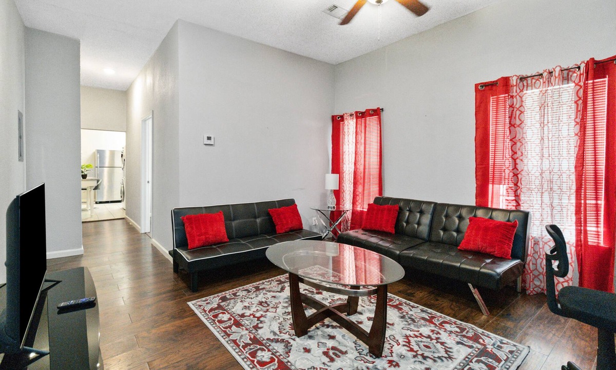 Junius Heights House | Modern 1 bedroom Duplex minutes walk from downtown dallas