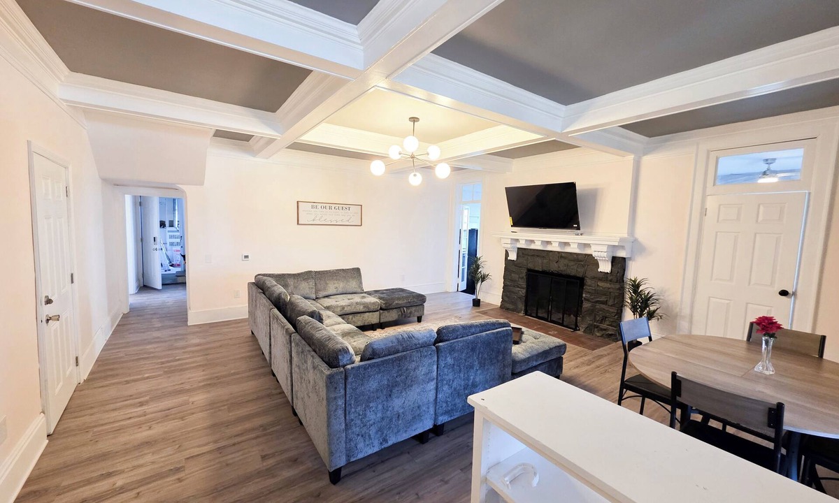 Hallam Apartment | Modern 1 BR Near York - Sleeps 3 - Renovated