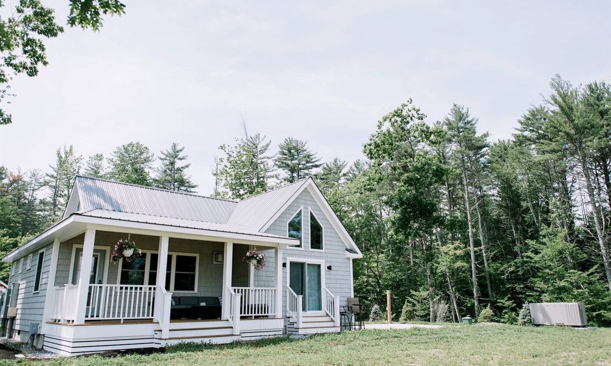 North Sebago Villa | Modern 1BR Couples Cottage with Private Sebago Lake Access in North Sebago, Maine