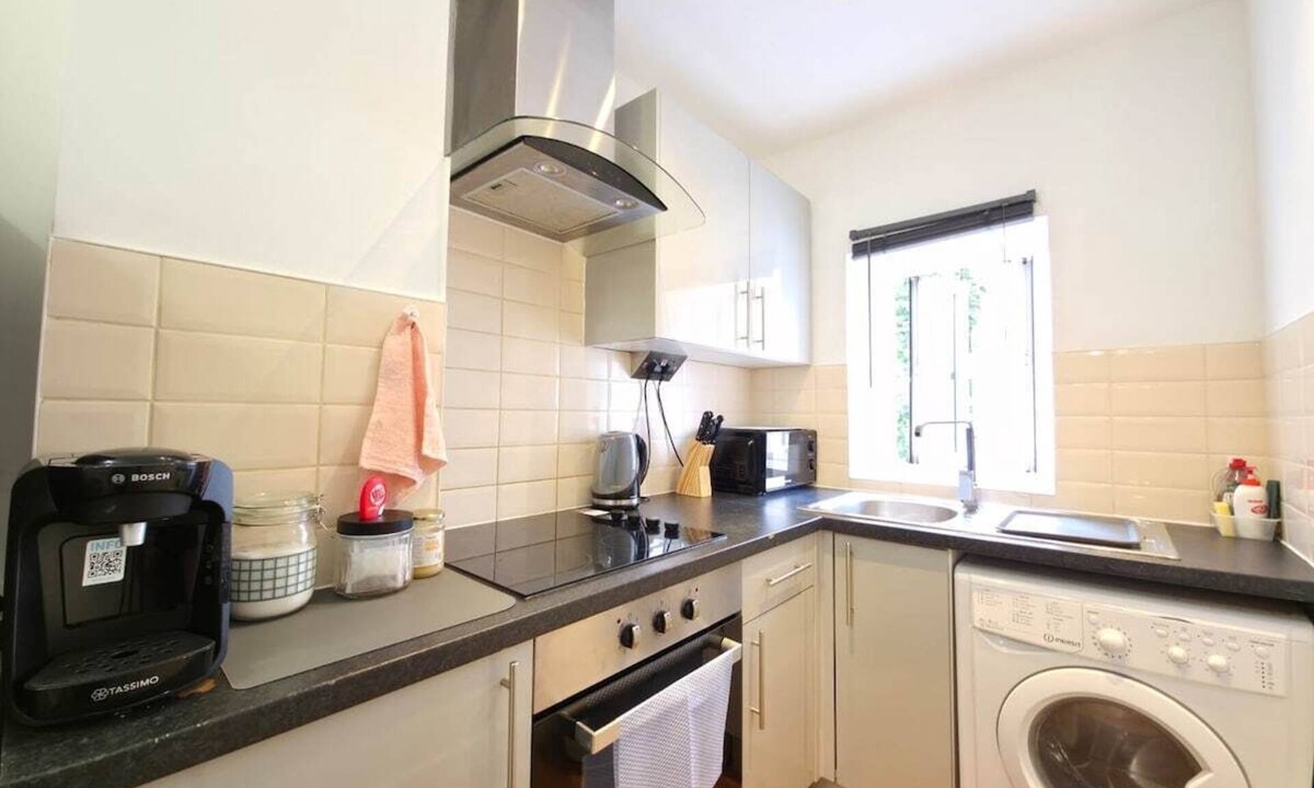Harrow Apartment | Modern 1BR Flat in Central Harrow | Sleeps 4