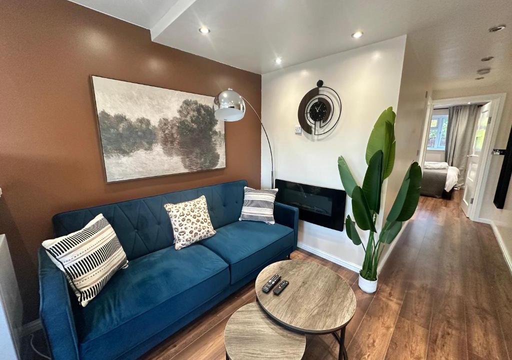 Bickley Apartment | Modern 1BR Flat, Parking , Garden, Sleeps 4