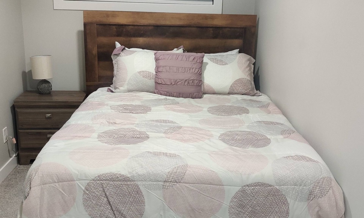 West Edmonton Apartment | Modern 1BR Mini Guest Suite near WEM