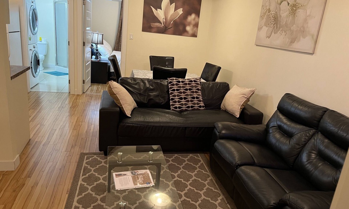 Northwest Edmonton House | Modern 2 BD RM Vacation Home Near West Edmonton Mall & Transit Center/LRT