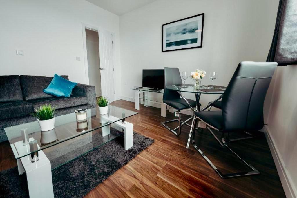 Hinckley Apartment | Modern 2 bed 1st Floor Apartment by Jesswood Properties Parking Wi-fi