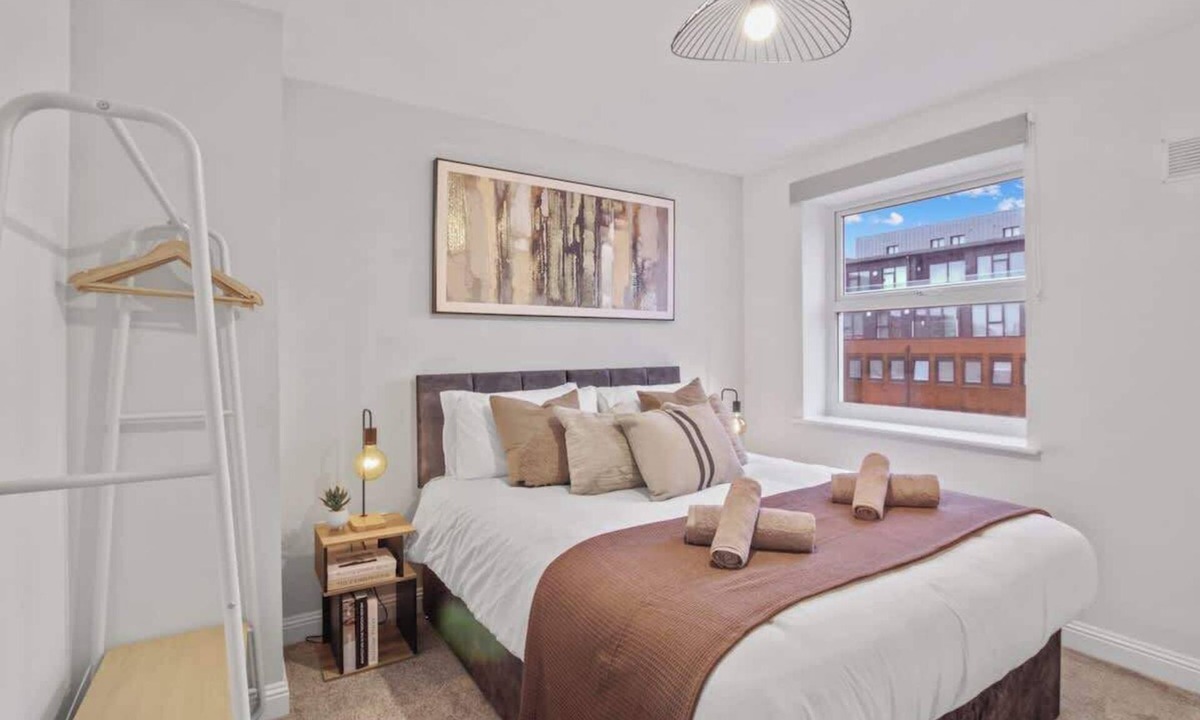 Hemel Hempstead Apartment | Modern 2 Bed Apartment | Secure Parking | Central