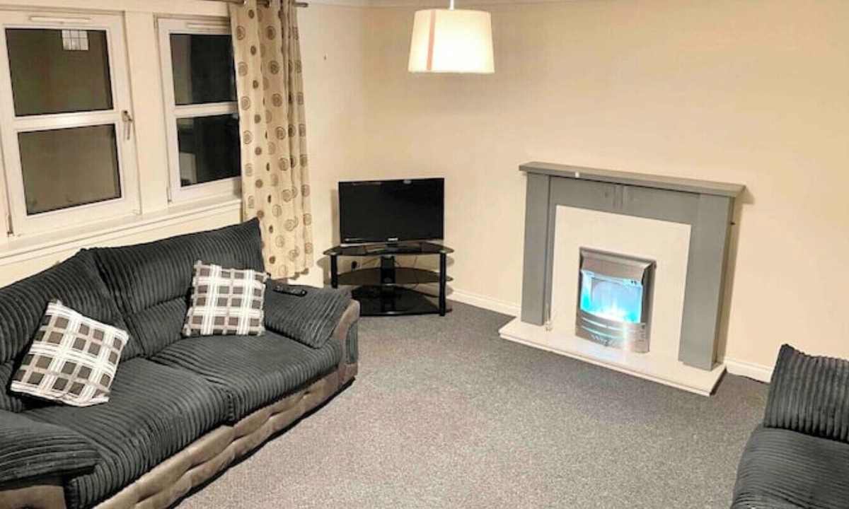Gourock Apartment | Modern 2 bed Flat, Private Parking & sec Entry