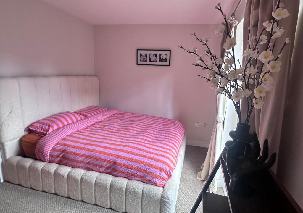 Greenhithe Apartment | Modern 2 bed flat with parking by Bluewater shopping mall