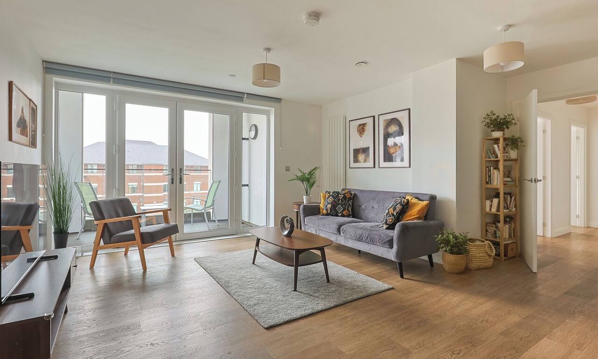 Walton-on-Thames Apartment | Modern 2-Bed Luxury Flat with Balcony, Gym and Parking in Walton on Thames