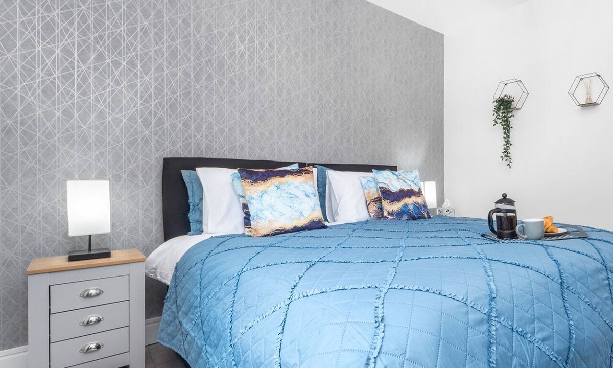 Glasgow Apartment | Modern 2 bedroom apartment with parking and wifi.