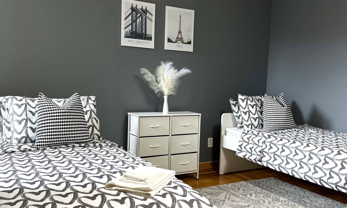Brighton Beach Apartment | Modern 2 bedroom apartment, 5 minute walking to ocean