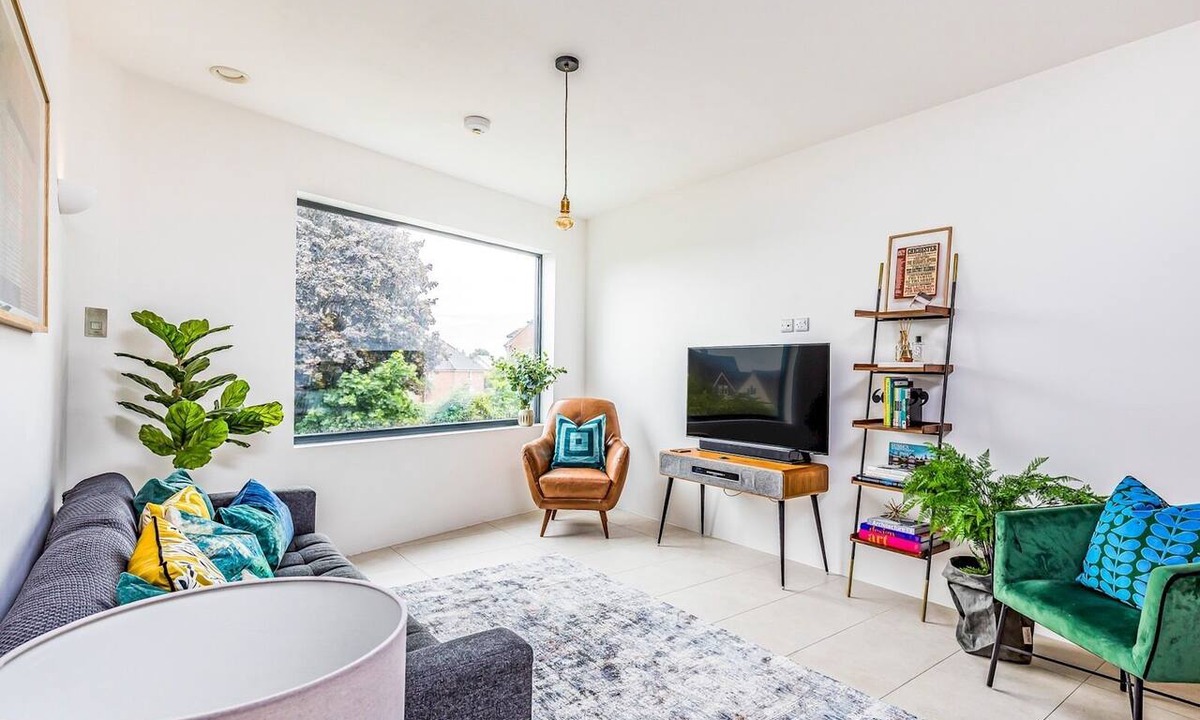 Chichester Apartment | Modern 2 Bedroom City Apartment With Parking - Pass the Keys