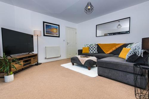 Uxbridge North Apartment | Modern 2 Bedroom Flat Near Tube with Parking