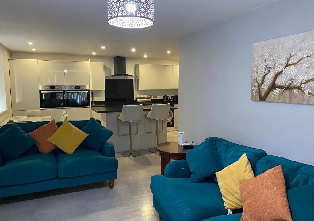 Dagenham Apartment | Modern 2 bedroom flat with Sky TV & free parking
