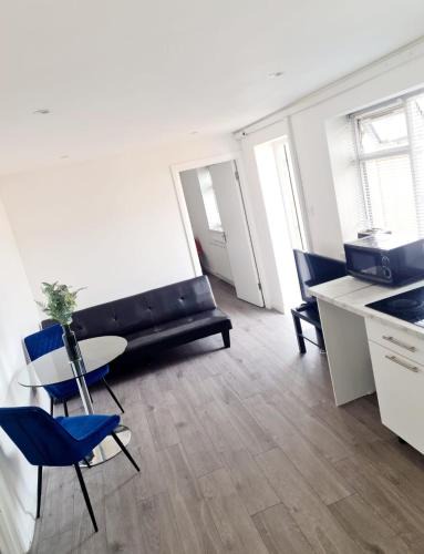 Roxeth Apartment | Modern 2 Bedroom Flat With Garden Harrow - London