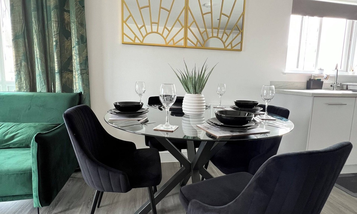 Sittingbourne Apartment | Modern 2-bedroom apartment in serene Central Sittingbourne with WiFi