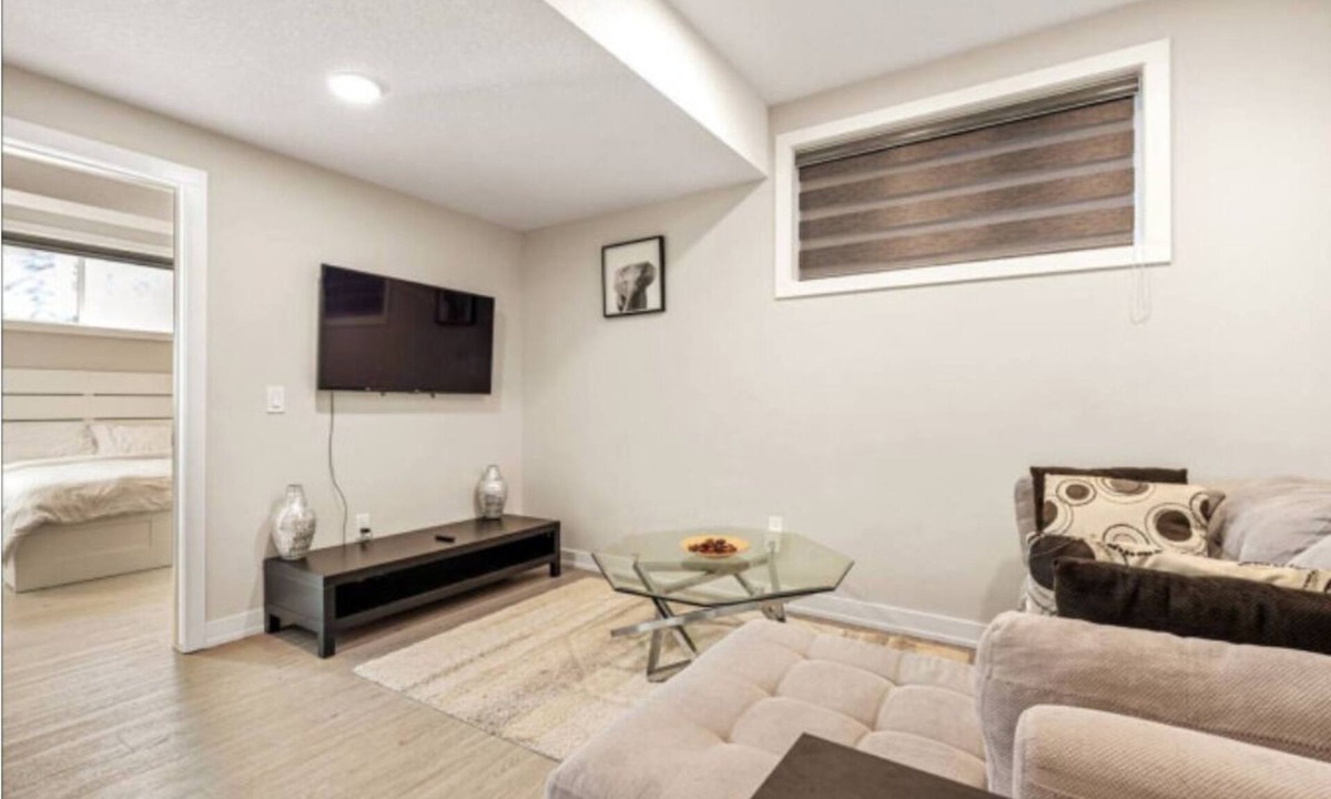 Symons Valley House | Modern 2-Bedroom Retreat Near Airport & Banff!