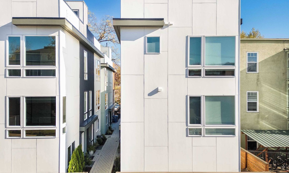 Squire Park Condo | Modern 2024-Built Townhome | Near Hospitals & DT