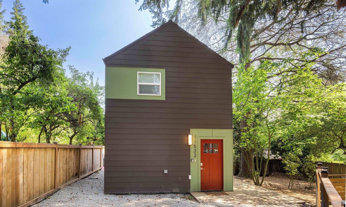 Northgate House | Modern 2025 Retreat with Triple AC in Quiet Area