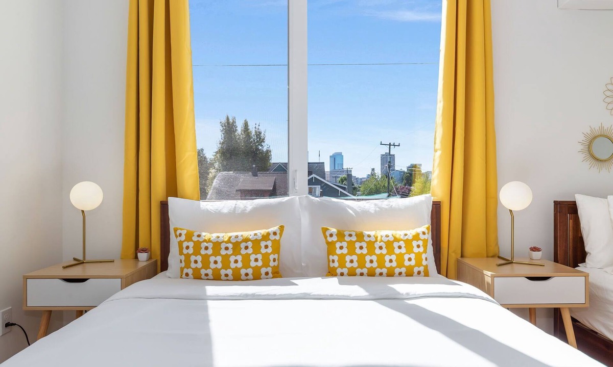 Minor House | Modern 2B2B w/Rooftop Walk to CapHill 6 Guests