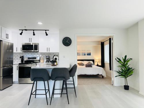 Belltown Apartment | Modern 2Br-2Ba Belltown Condo with Free Garage Parking