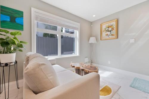Sunset House | Modern 2BR 2BA Vancouver Suite