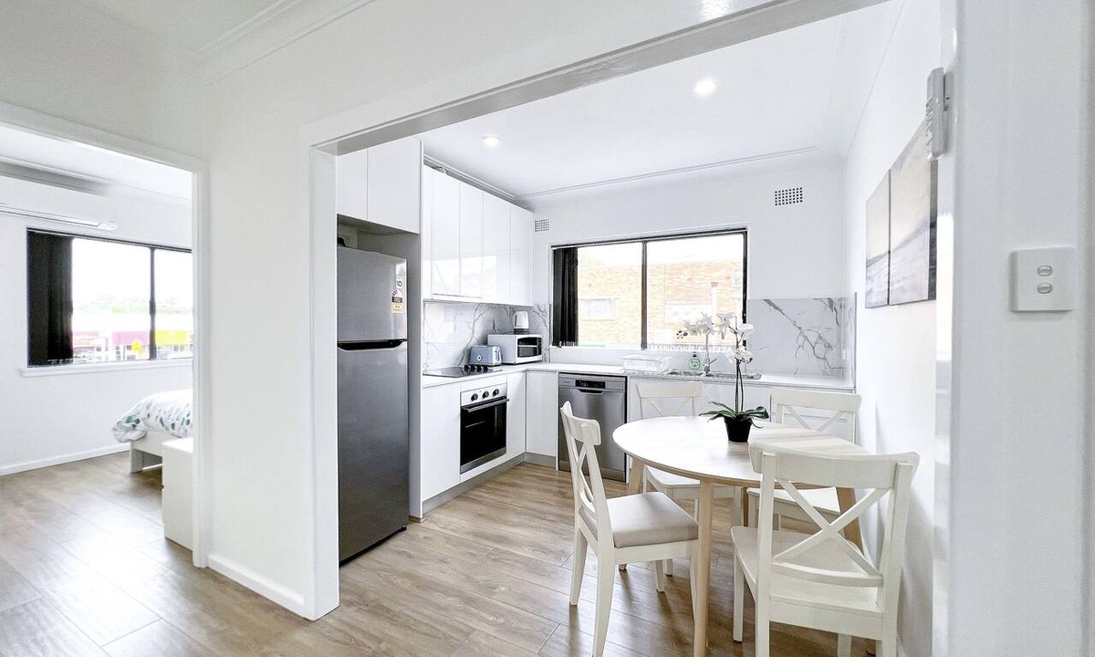 Ingleburn Apartment | Modern 2BR Apartment in Ingleburn | Walk to Station, Shops & Dinning