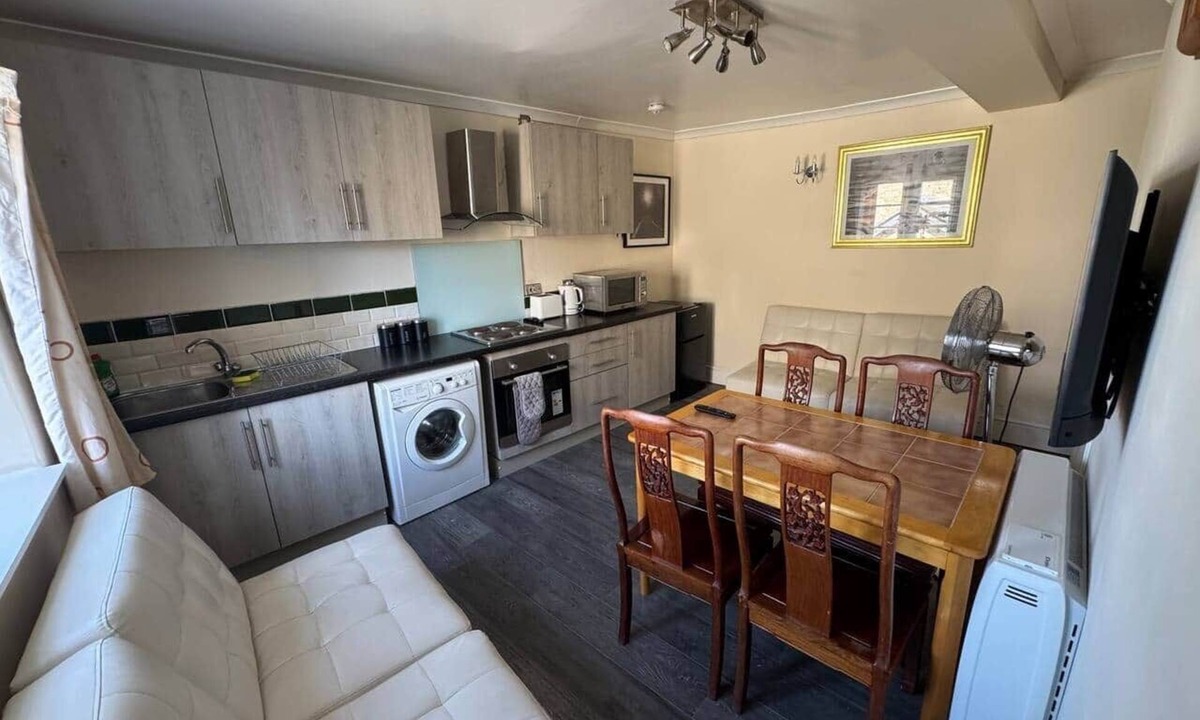 Melksham Apartment | Modern 2BR Apartment | Central Melksham Location