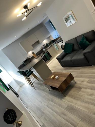 Wick Apartment | Modern 2BR Apartment - Sleeps 4 - Parking & Pets - Coast Serviced Apartments - Enquire for Trade & Long stays