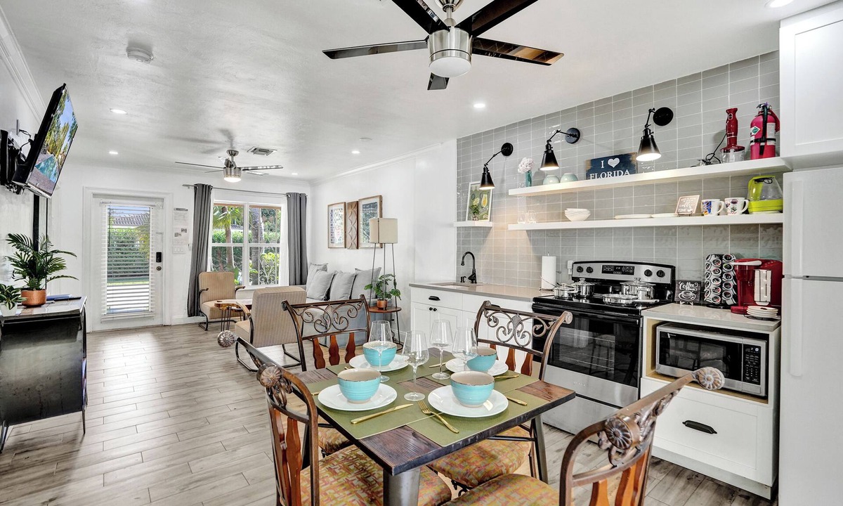 Poinsettia Heights House | Modern 2BR Bungalow & Free Parking