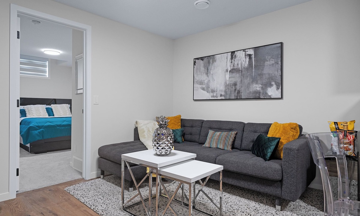 Keith House | Modern 2BR | Calgary| Near U of C, Hospitals & Banff. Family & Business Friendly