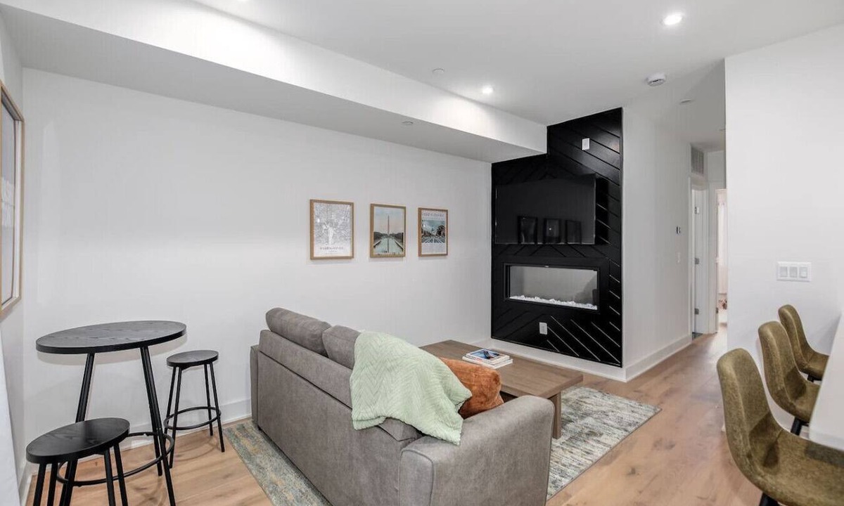 Southeast Hotel | Modern 2BR Capitol Hill Apartment - 3 Min walk to Metro!