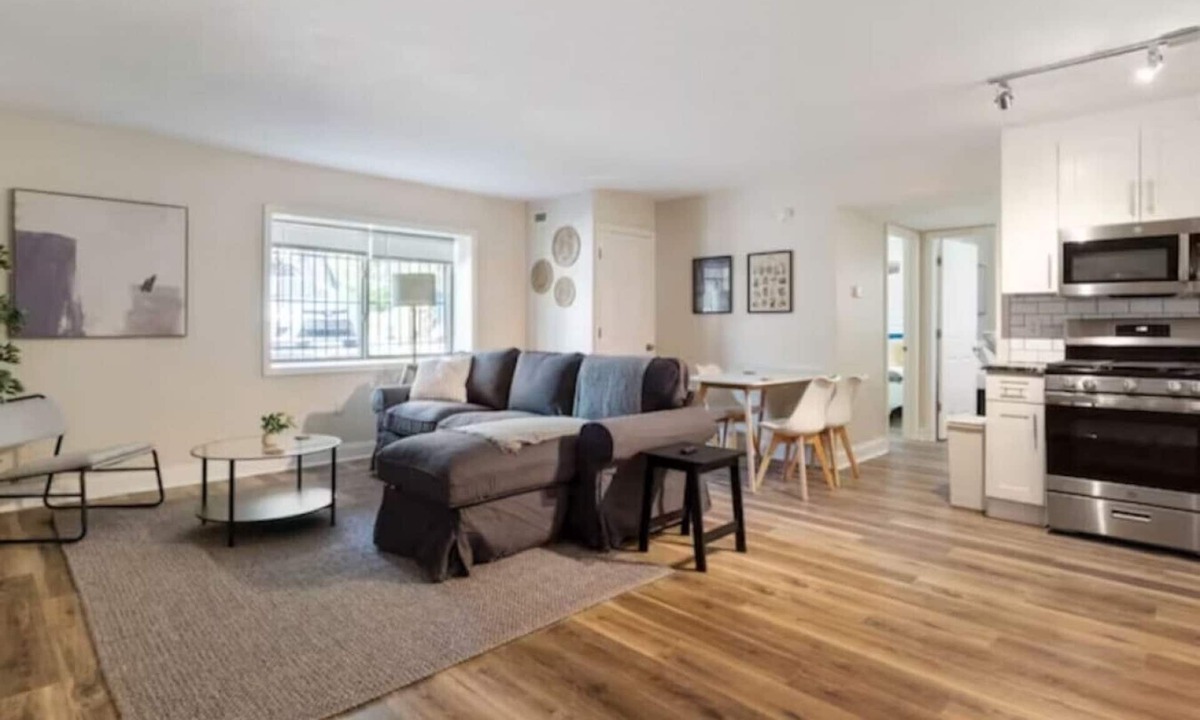 East Liberty Apartment | Modern 2BR East Liberty Apt | Parking Smart TV CMU