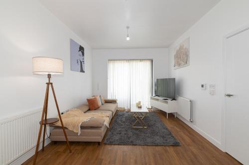 Royal Docks Apartment | Modern 2BR flat with Balcony in East London - Pass the Keys