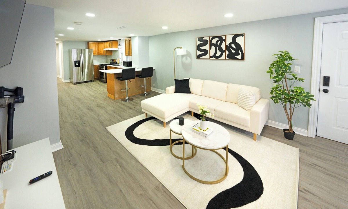 Cicero House | Modern 2BR Gem Free Parking/10 min Midway Airport/15 min Dtwn