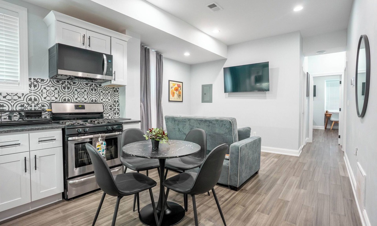 Garden Court Apartment | Modern 2BR Loft near UPenn/CHOP – King Suite