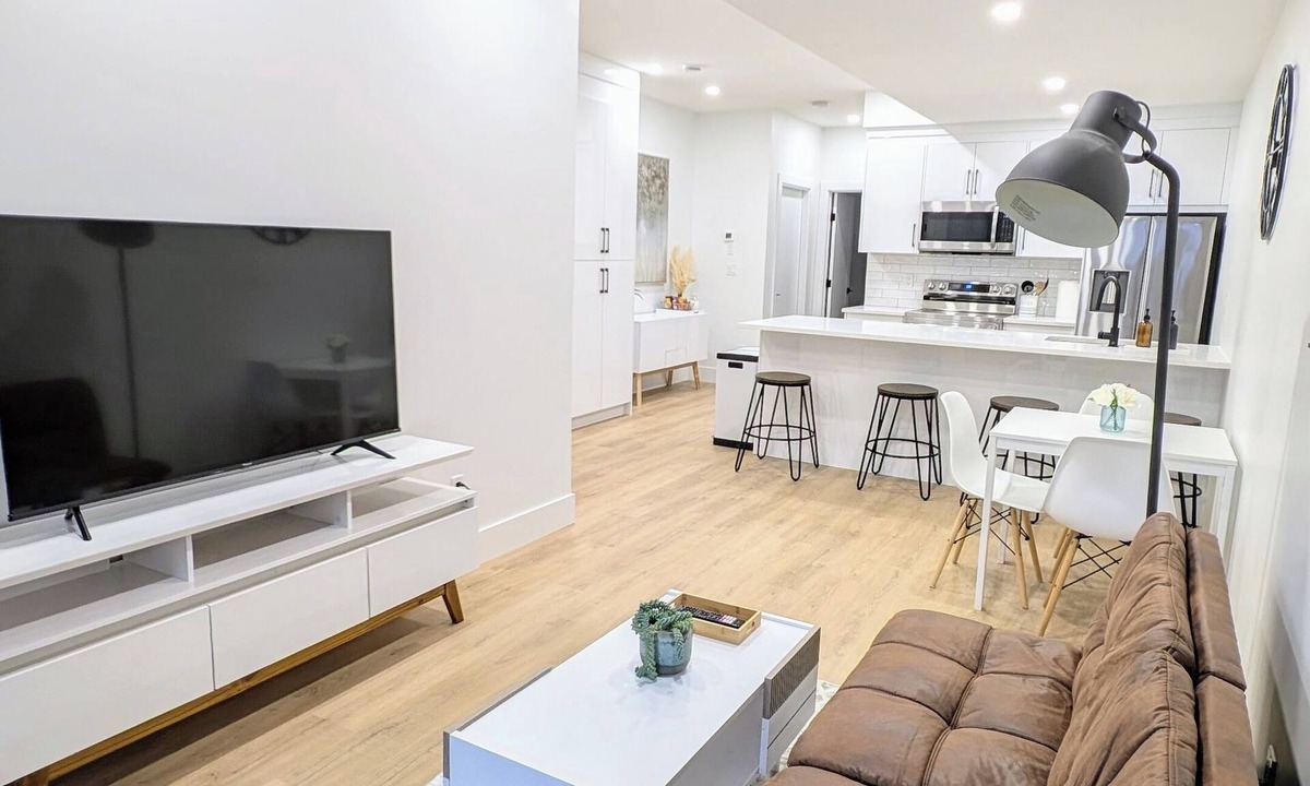 Tuxedo Park House | Modern 2BR Suite | Private Patio | 5 Min Downtown/Zoo/Stampede | Central & Safe
