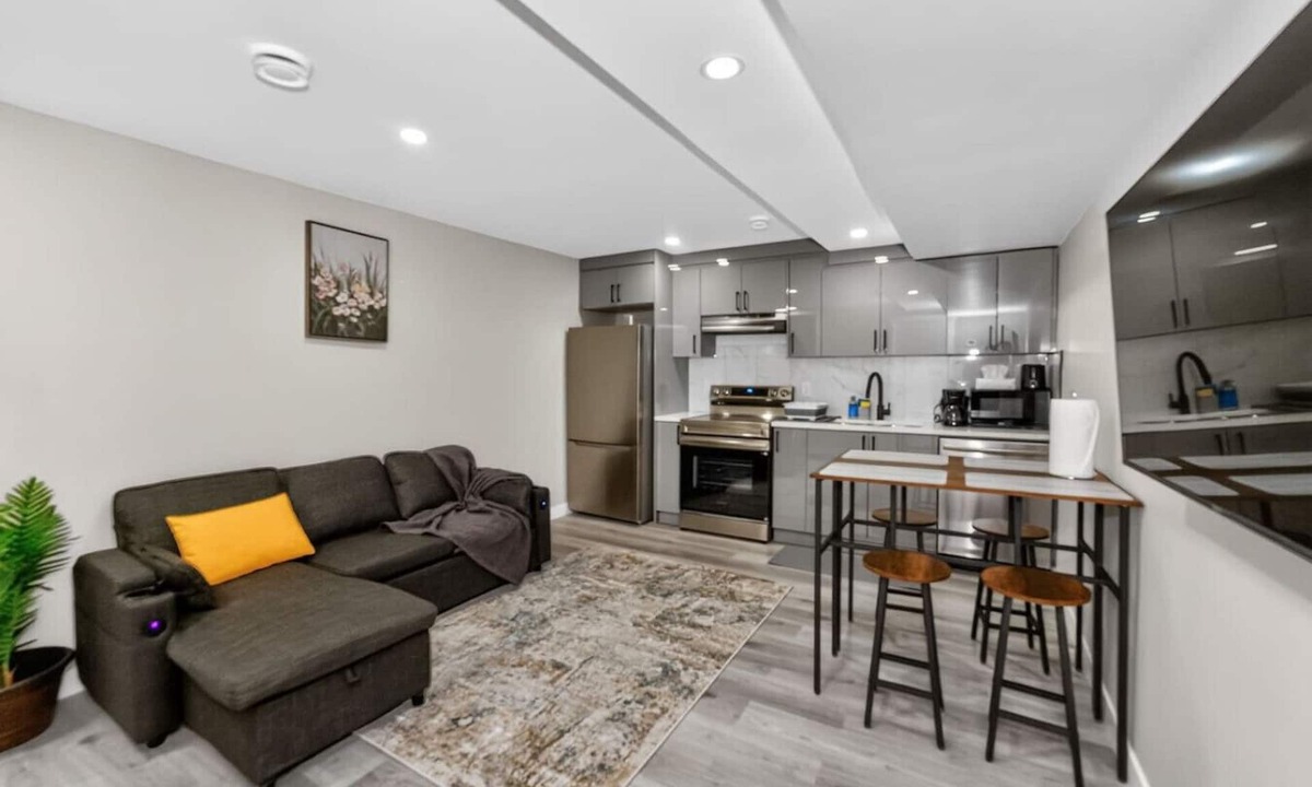 Highland Park House | Modern 2BR Vacation Rental | Private Entrance, Near Airport, Downtown, SAIT & UofC - 4326 – DN