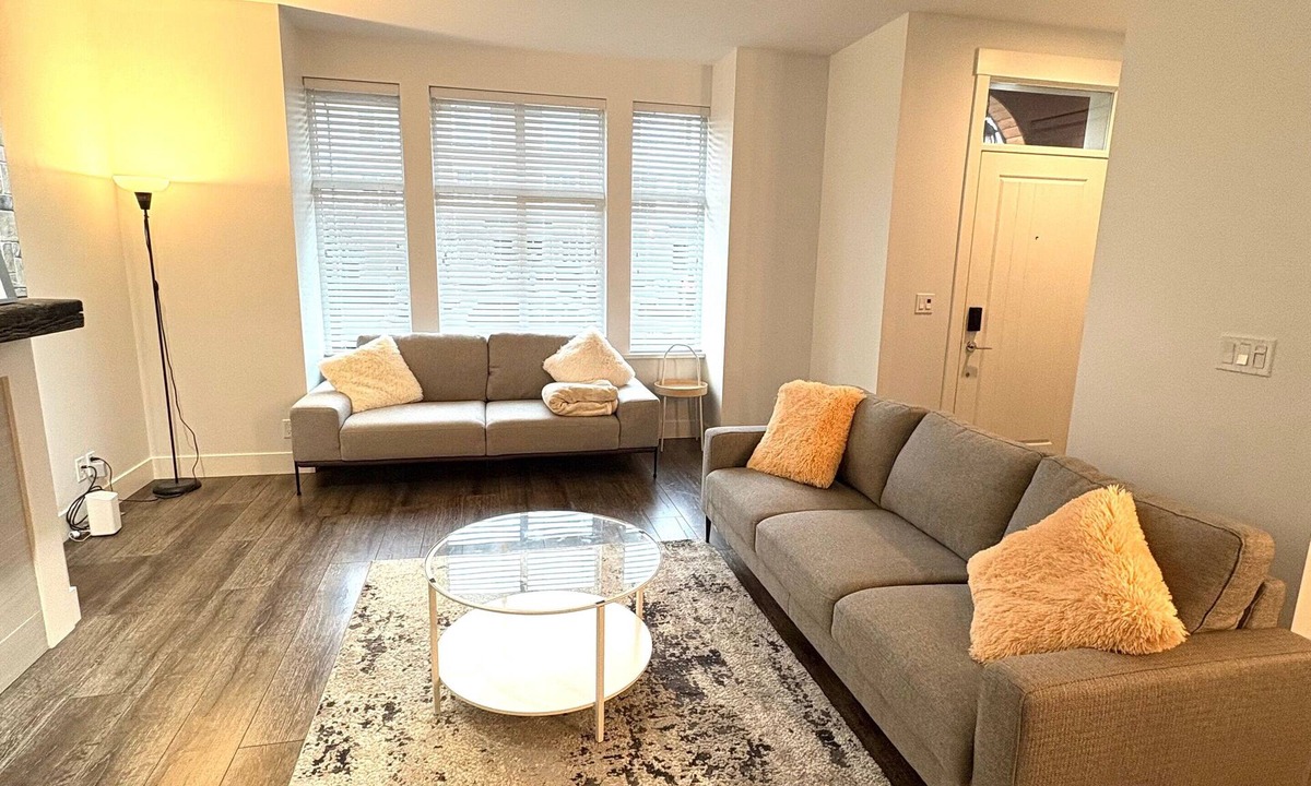 Yorkson House | Modern 3 bedroom duplex home in Langley